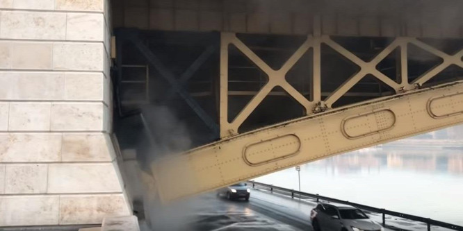 Füstölt a Margit híd, riasztották a tűzoltókat - videó