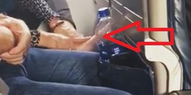 Ennél gusztustalanabb dolgot nehéz elképzelni egy repülőn - videó