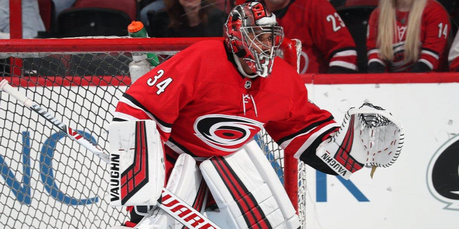 NHL: bemutatta az év védését a Carolina kapusa - videó
