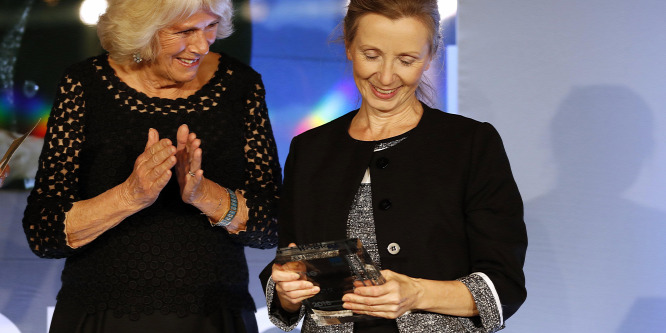 Észak-írországi nő vehette át az 50. Man Booker-díjat