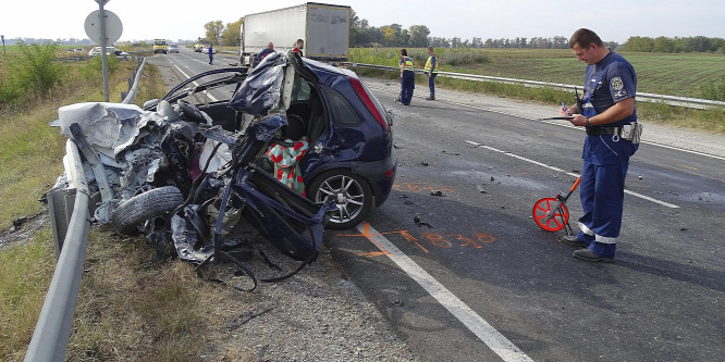 Lezárták a 4-es főutat, halálos baleset történt Abonynál