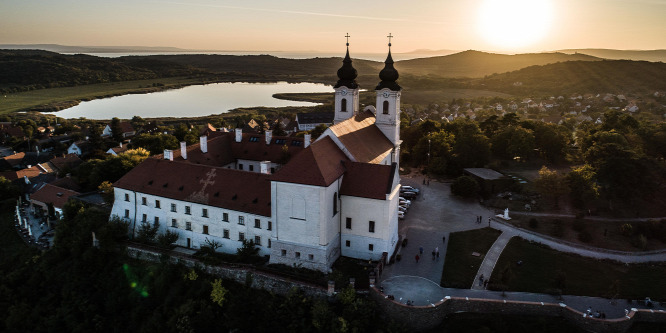 Kihagyhatatlan túrák és vizes programok az őszi Balatonnál