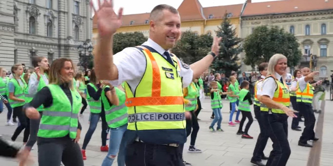 A győri rendőrök flashmobbal kampányoltak a baelsetmegelőzés mellett: videó