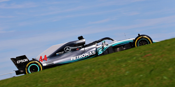 Meghátrált a Mercedes, a szabályos felnit is átalakították