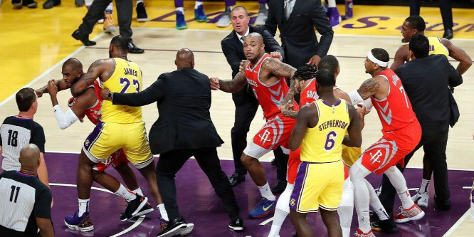 Óriási tömegbunyó lett LeBron Jamesék csúcsrangadójából - videó