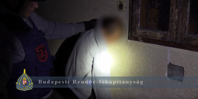 Autóvontatóval loptak kocsikat Budapestről