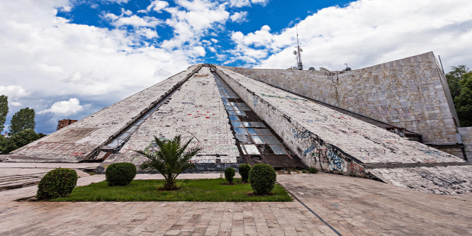 Piramistól az atombunkerig: Tirana megdöbbentő épületeit ingyen is felfedezheti!