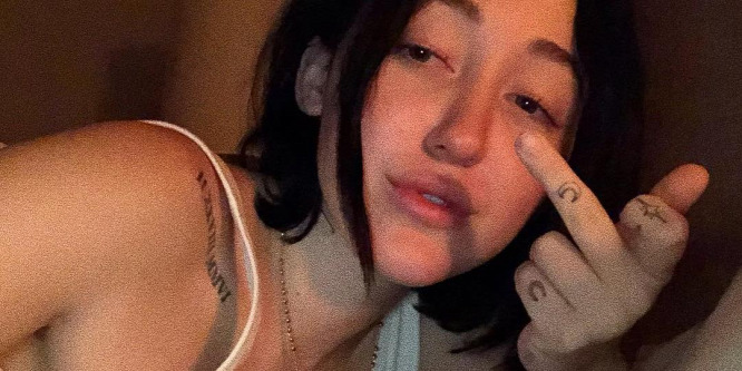 Miley Cyrus húga, Noah hatalmas mennyiségű marihuánával pózol: fotó