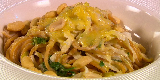 Recept: karalábés spagetti földimogyoróval