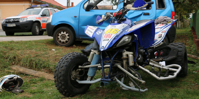 Halálos baleset Lengyeltótiban: álló autónak ütközött egy motoros