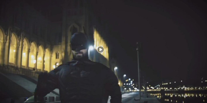Gulyás Márton Batman-jelmezben felrobbantotta gróf Tisza István szobrát