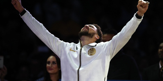 Most Curry csapattársa döntött NBA-triplarekordot