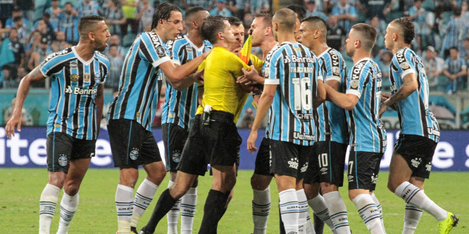 Balhé a Libertadores Kupában, rendőrök védték meg a bírót a dühös braziloktól