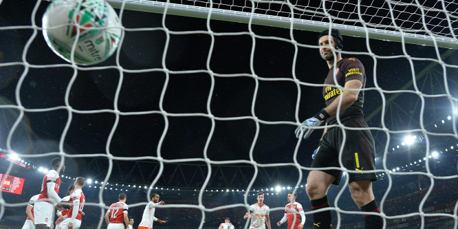 Messinek képzelte magát az Arsenal kapusa, óriásit bakizott - videó
