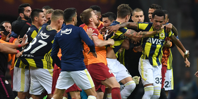 Lökdösődés, kergetőzés: hatalmas balhé a török focirangadón - videó