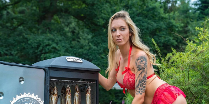 Hiányos öltözetű hölgyek sütögetnek a szexi kalendáriumban (18+)