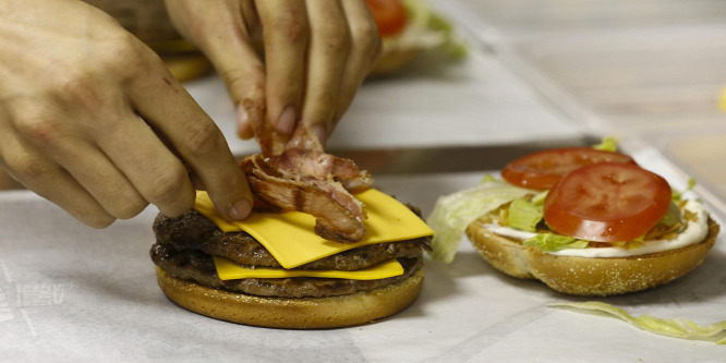 Egy vagyont fizetnek annak, aki új hamburgert alkot az egyik gyorsétteremnek