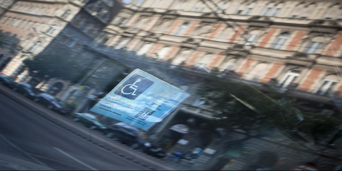 "Rokkantkártyával" akart csalni egy bíró Budapesten