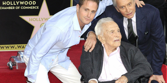 Michael Douglas csillagot kapott a Hírességek sétányán - fotó