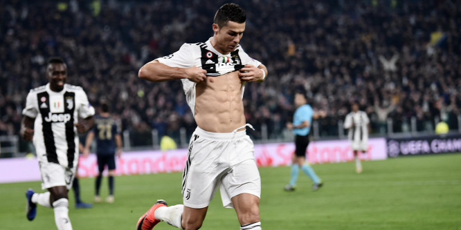 Cristiano Ronaldo és Raoul Bellanova közös fotóján egy hatalmas pénisz van a háttérben: fotó