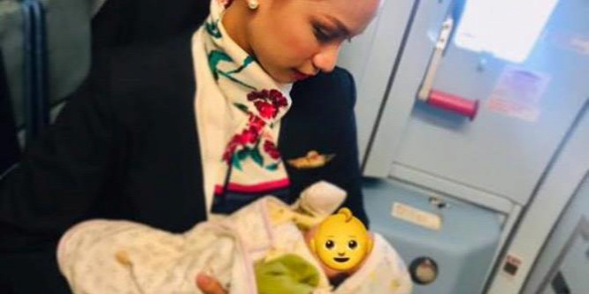 Megszoptatta az utas kisbabáját a stewardess