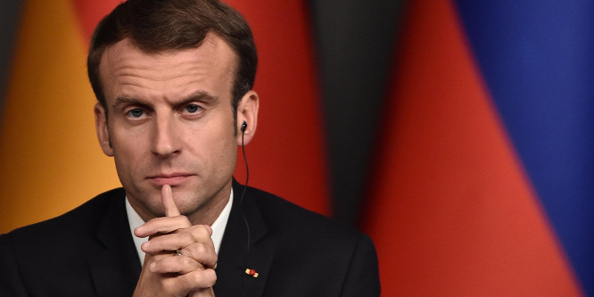 Macron egy rendőri kegyetlenség miatt megsérült idős nőn gúnyolódott