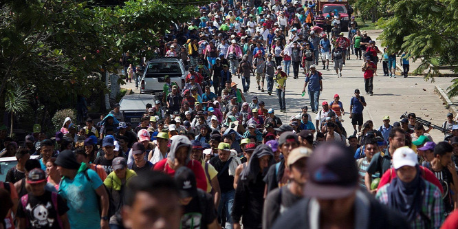 Nem tudják elszállásolni az ezrével érkező migránsokat az amerikai határon