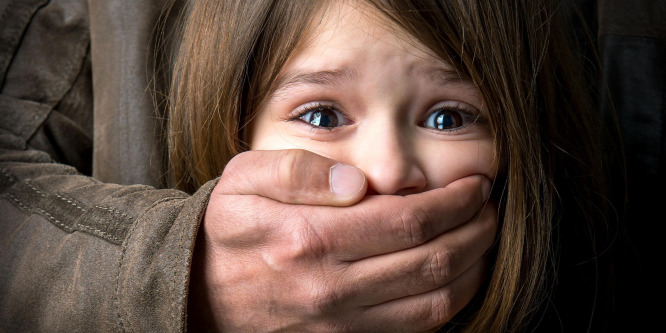 Pucér képeket készített a rábízott gyerekről a budapesti pedofil