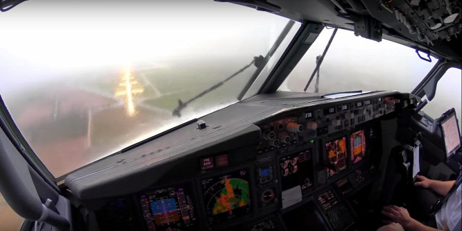 Hajmeresztő videó egy Boeing leszállásáról