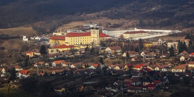 Itt raboskodott a férfinak öltözött bérgyilkosnő is