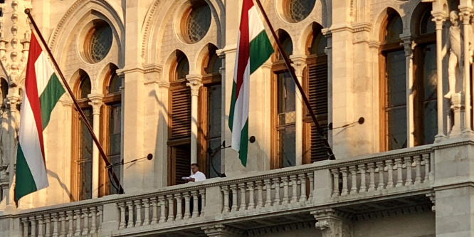 Orbán Viktor ingujjban lépett ki dolgozószobája erkélyére