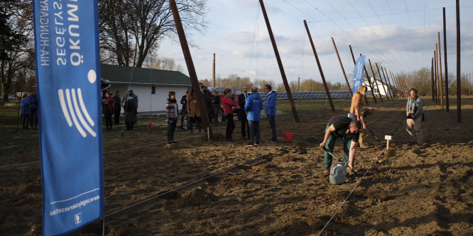 Hátrányos helyzetű családokon segít a magyar komló
