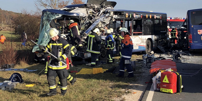 Frontálisan karambolozott két busz Bajorországban, legalább 30 sérült van