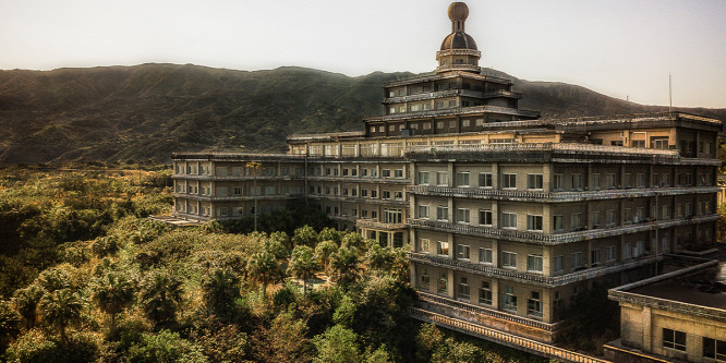 Elhagyott helyek - Japán hotel fekete homokú tengerparttal