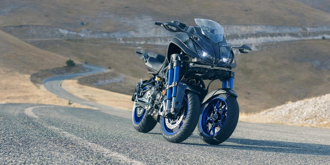 Rendben, őrülten tapad, de egykerekezni lehet vele? – Yamaha Niken bemutató