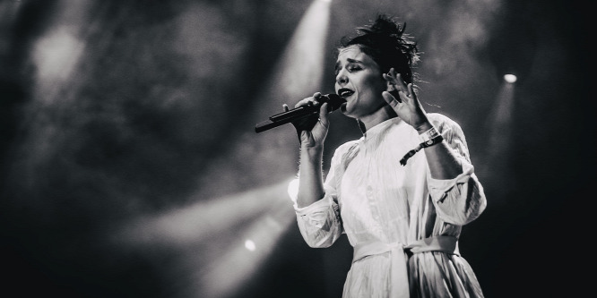 Jessie J csupán egy kalapot viselt – Fotó