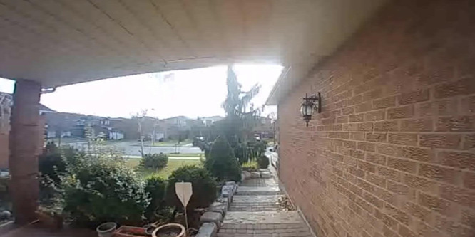 Szellemet rögzíthetett egy biztonsági kamera egy kanadai nő háza előtt: videó