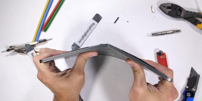Kézzel kettéhajtható az új iPad Pro