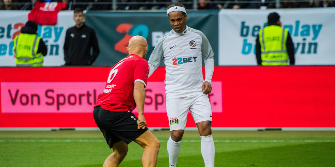 Ronaldinhón nem fog az idő, még mindig varázsol a pályán - videó