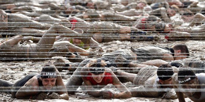 Rönkcipelés, kúszás szögesdrót alatt - magyar királya van a Spartan Race-nek