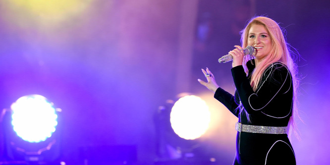 Meghan Trainor új klipjében meglepően sokat mutat a dekoltázsából