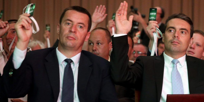 Nagy bajban a Jobbik: nyomoz a NAV a zacskós pénzek után