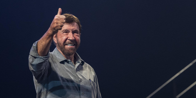 Még mindig lehet licitálni Chuck Norris cowboykalapjára