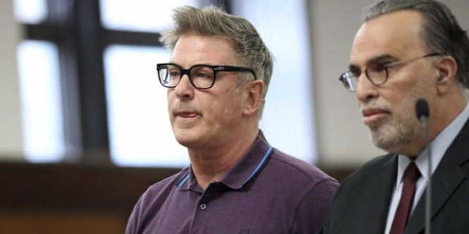 Alec Baldwin elismerte, hogy erőszakoskodott egy parkolóhely miatt