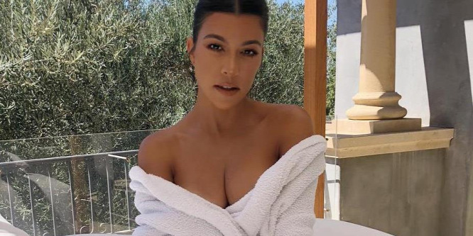 Kourtney Kardashian nagyon merész ruhát választott a szülinapi bulijára: se bugyi, se melltartó