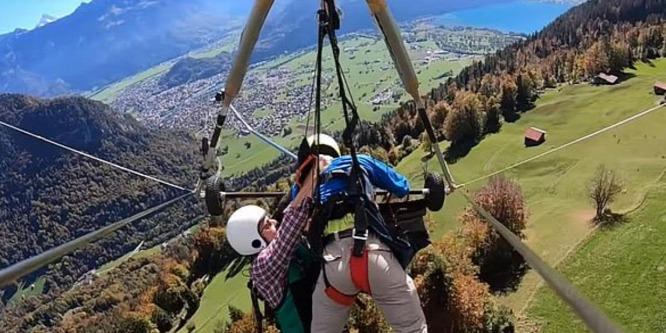 Drámai videó: az életéért kapaszkodik a turista a sárkányrepülőn