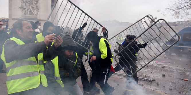 Folytatódik a francia lázadás Macron ellen - videó