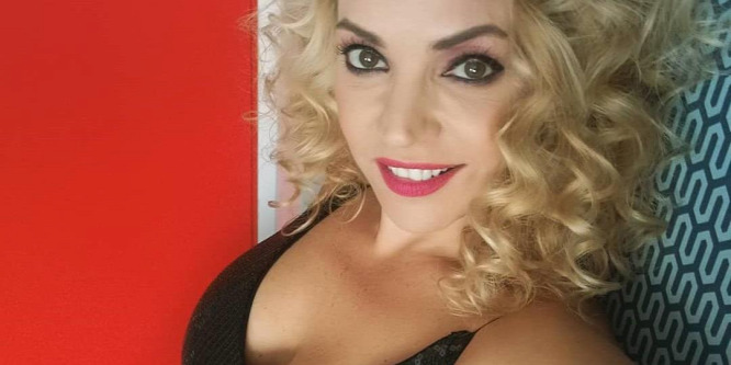 Sári Évit egy gazdira vágyó kutyával fotózták egy kalendárium számára