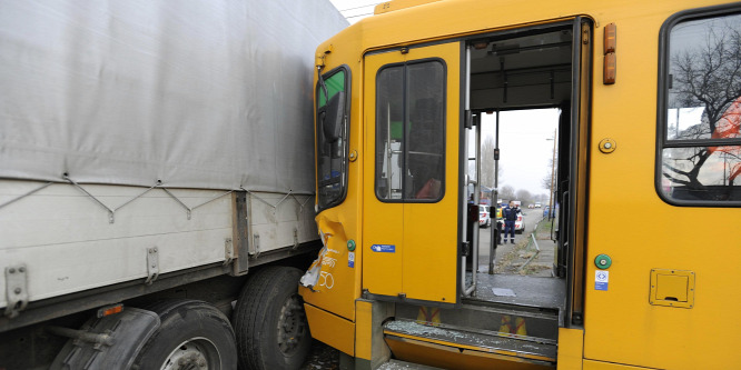 Kamionba hajtott egy villamos Budapesten