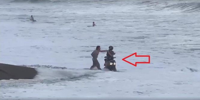Így jár, aki vagányul motorozni akar Bali strandján